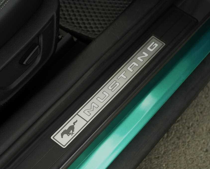 Ford Mustang — синий