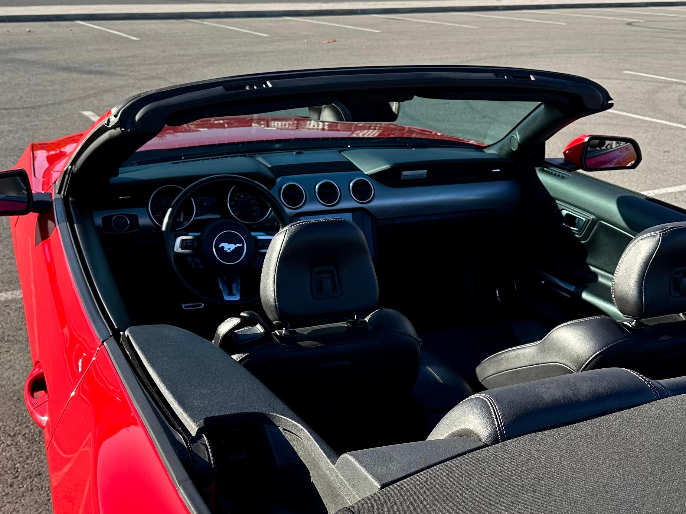 Ford Mustang Cabriolet — салон